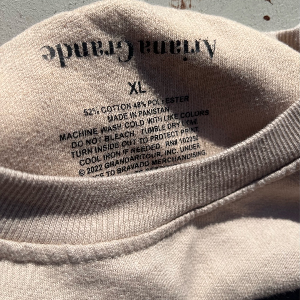Women's Ariana Grande Sweatshirt Beige Sweetener Spell-Out XL Pop Singer NYC Y2K - Picture 4 of 11